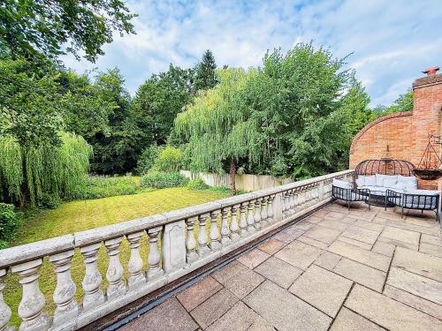 Luxury Ascot Retreat Private Indoor Heated Pool, Wellness Spa & Gardens in Sunningdale