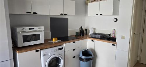Studio with balcony at the foot of the beach, Sainte-Maxime (Foto 10)