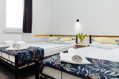 1 double bed, 1 twin bed
