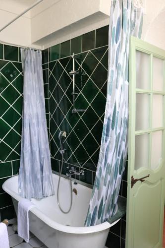 حمام, Villa Roseraie - Hôtel de Charme in Vence City Center