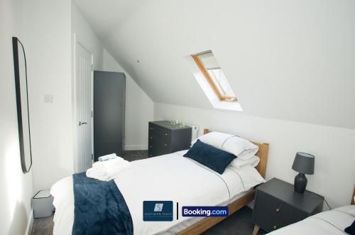 2 Bed House By Southern Stays Short Lets & Serviced Accommodation Bournemouth With Parking - Relocation & Family, 1km From The Beach, Bournemouth (Foto 8)