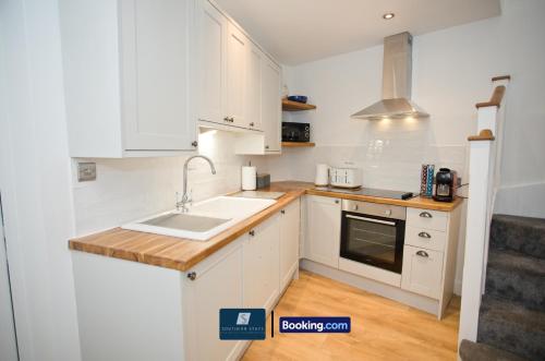 2 Bed House By Southern Stays Short Lets & Serviced Accommodation Bournemouth With Parking - Relocation & Family, 1km From The Beach, Bournemouth (Foto 2)