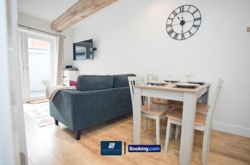 2 Bed House By Southern Stays Short Lets & Serviced Accommodation Bournemouth With Parking - Relocation & Family, 1km From The Beach, Bournemouth (Foto 7)