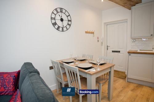 2 Bed House By Southern Stays Short Lets & Serviced Accommodation Bournemouth With Parking - Relocation & Family, 1km From The Beach, Bournemouth (Foto 4)