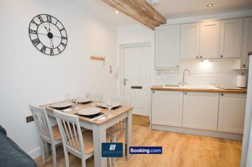 2 Bed House By Southern Stays Short Lets & Serviced Accommodation Bournemouth With Parking - Relocation & Family, 1km From The Beach, Bournemouth (Foto 9)