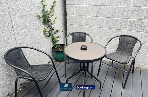 2 Bed House By Southern Stays Short Lets & Serviced Accommodation Bournemouth With Parking - Relocation & Family, 1km From The Beach, Bournemouth (Foto 6)