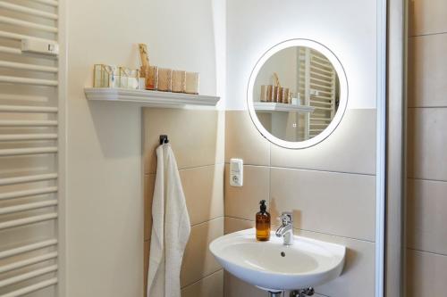 R B Apartment Hamburg Comfort am Flughafen für 1-5 Personen - ideal für Geschäftsreisende und Familien - Küche - Smart TV - Waschtrockner - kostenloser Parkplatz, Hamburg (photo 8)
