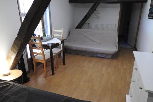 1 double bed, 1 futon bed