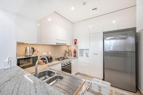 Connected to Dubai Mall Luxe 2br Apt Sleeps 6, Dubai (photo 9)