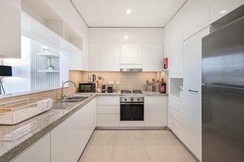 Connected to Dubai Mall Luxe 2br Apt Sleeps 6, Dubai (photo 7)