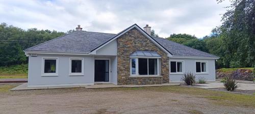 Exterior view, Tigh Dawros - Charming 4-bedroom house with WiFi in beautiful Kenmare, Kerry in Dawros