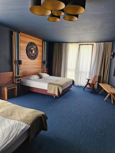 1 queen bed, 2 twin beds