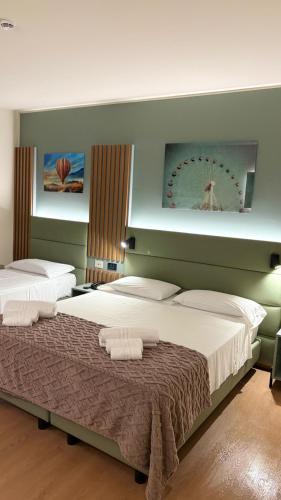 1 queen bed, 1 twin bed