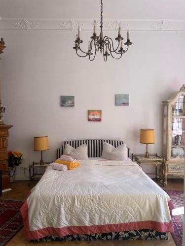 Kant 342m von Suarezstraße entfernt