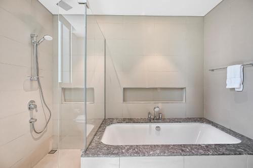 Connected to Dubai Mall Luxe 2br Apt Sleeps 6, Dubai (photo 8)