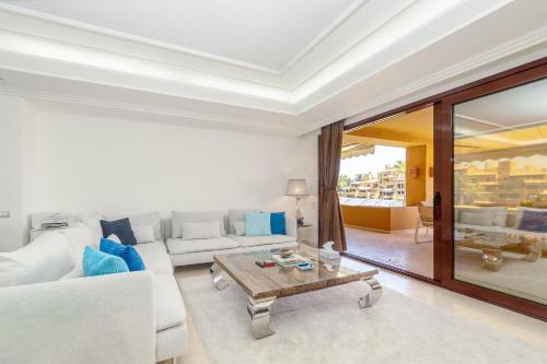 Sea-view luxurious apartment on the beach of Etepona in Los Granados del Mar