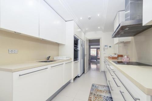 مطبخ, Sea-view luxurious apartment on the beach of Etepona in Los Granados del Mar