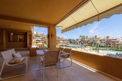 شرفة/ تراس, Sea-view luxurious apartment on the beach of Etepona in Los Granados del Mar