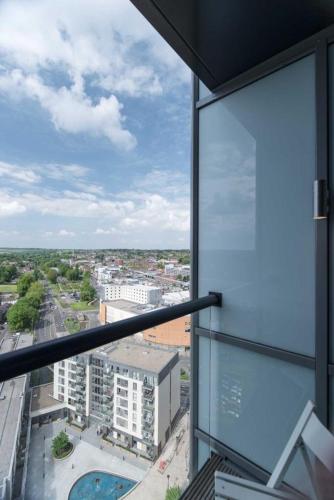 ระเบียง/ชานเรือน, Stylish 2BR Serviced Apartment by Ellbee Apartments in อีเม็ล เฮมสเตรด