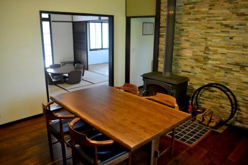 KINONE - Peaceful Garden Stay with City Views and BBQ