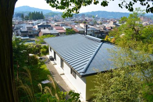 KINONE - Peaceful Garden Stay with City Views and BBQ