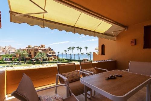 شرفة/ تراس, Sea-view luxurious apartment on the beach of Etepona in Los Granados del Mar