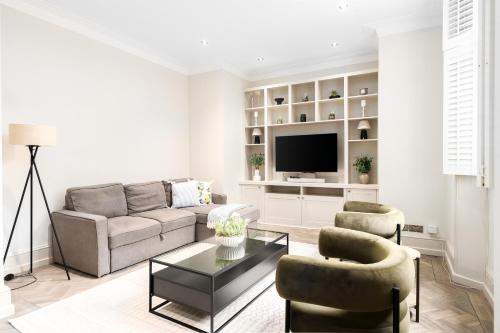 2 Bedroom Serviced Apartment, South Kensington & London Museums, Sleeps 6, London