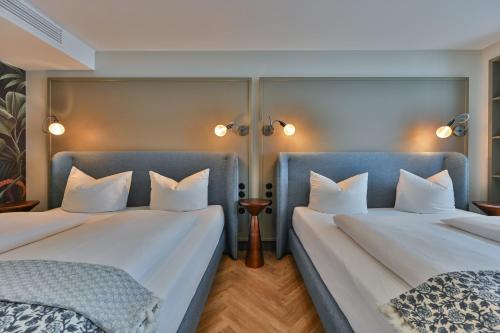 1 queen bed, 1 sofa bed