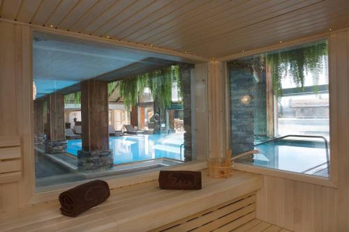 桑拿, Vue panoramique, Piscine, Spa, Ski in-out & Golf à l'hôtel de l'Etrier à Crans-Montana (Vue panoramique, Piscine, Spa, Ski in-out & Golf a l'hotel de l'Etrier a Crans-Montana) in 克蘭斯蒙塔納