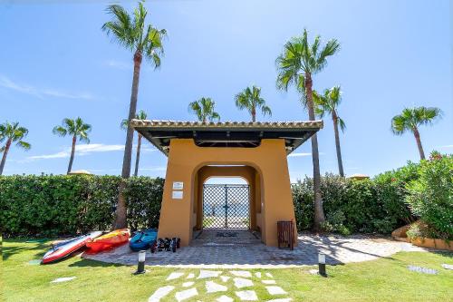 Sea-view luxurious apartment on the beach of Etepona in Los Granados del Mar