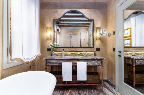Dimora Orlando A breathtaking Venetian Retreat with Private Courtyard - image 8
