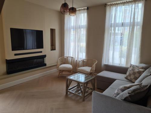 Tussen poort en toren in Sneek binnen de grachten