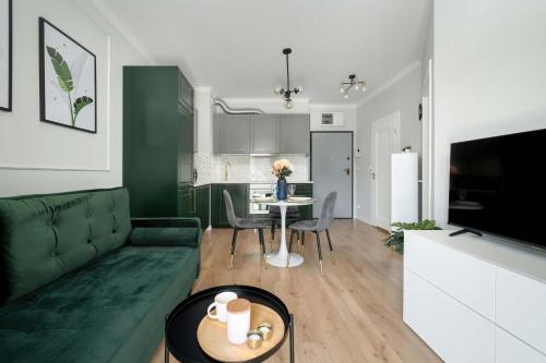 Dark Green Apartment in Wrocław Center with Desk and Balcony by Noclegi Renters, Вроцлав (фото 6)