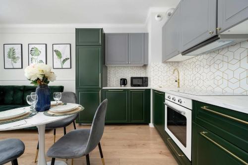 Dark Green Apartment in Wrocław Center with Desk and Balcony by Noclegi Renters, Вроцлав (фото 10)