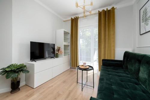 Dark Green Apartment in Wrocław Center with Desk and Balcony by Noclegi Renters, Вроцлав (фото 9)