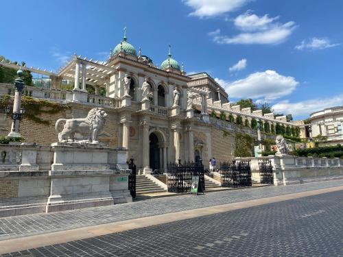 Chain Bridge Apartman 5