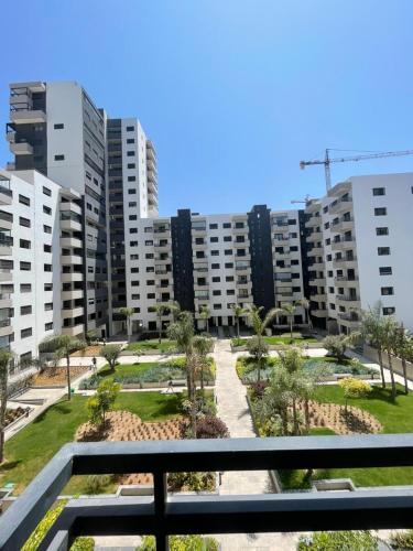 Luxury 3 Bedroom Apt Near Park and Sea, Heated Indoor Pool, Wifi, Free Parking in 엔 하루다