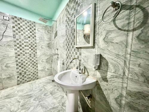 ห้องน้ำ, Hotel Dev Palace, Badrinath road, Tapovan- Rishikesh in บาดรินารถ