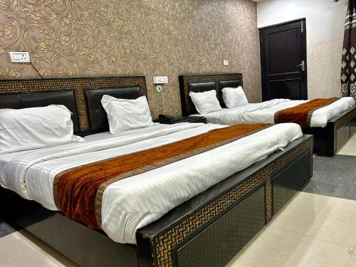 Hotel Dev Palace, Badrinath road, Tapovan- Rishikesh in บาดรินารถ