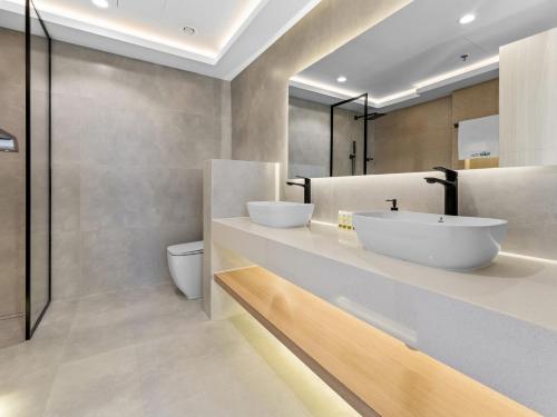 Fully refurbished 2bedroom Steps from Burj Khalifa, Dubai (photo 7)