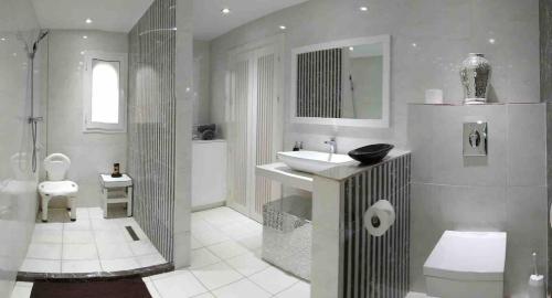 샤워실, Fabulous Riad Moroccan Modern Fab Terrace Center Agadir in 탈보르트