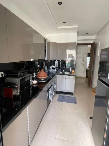 Luxury 3 Bedroom Apt Near Park and Sea, Heated Indoor Pool, Wifi, Free Parking in 엔 하루다
