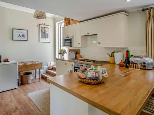 Facilities, 1 Bed in Cowes IC084 in Cowes South and Northwood