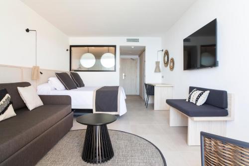 Invisa Hotel Club Cala Verde - image 8