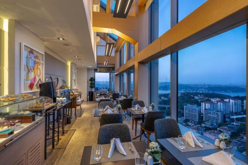 Bar/lounge, Renaissance Istanbul Polat Bosphorus Hotel in Beşiktaş