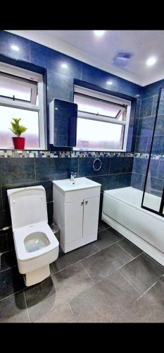Badeværelse, Spacious and Stylish Home, perfect for groups Tilbury in Tilbury