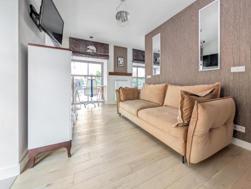Riverside Modern Studio by BookingHost, Wroclaw