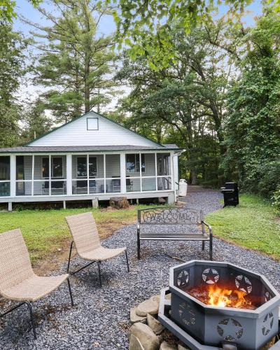 Lakeside Haven, a Modern Cottage with Lake Views