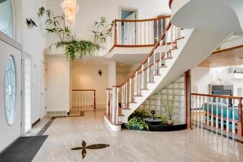 Pool Table and Deck Luxury Mansion in Niskayuna! in Schenectady
