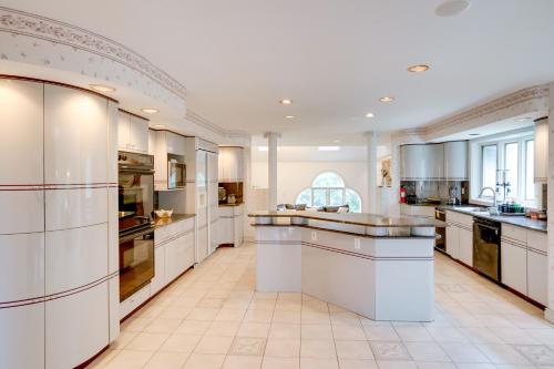Pool Table and Deck Luxury Mansion in Niskayuna! in Schenectady